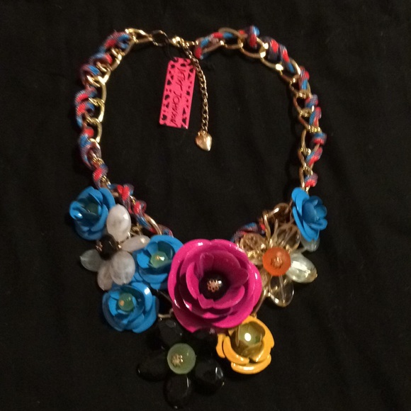 Betsey Johnson Jewelry - NWT Betsey Johnson Flowered Choker necklace.